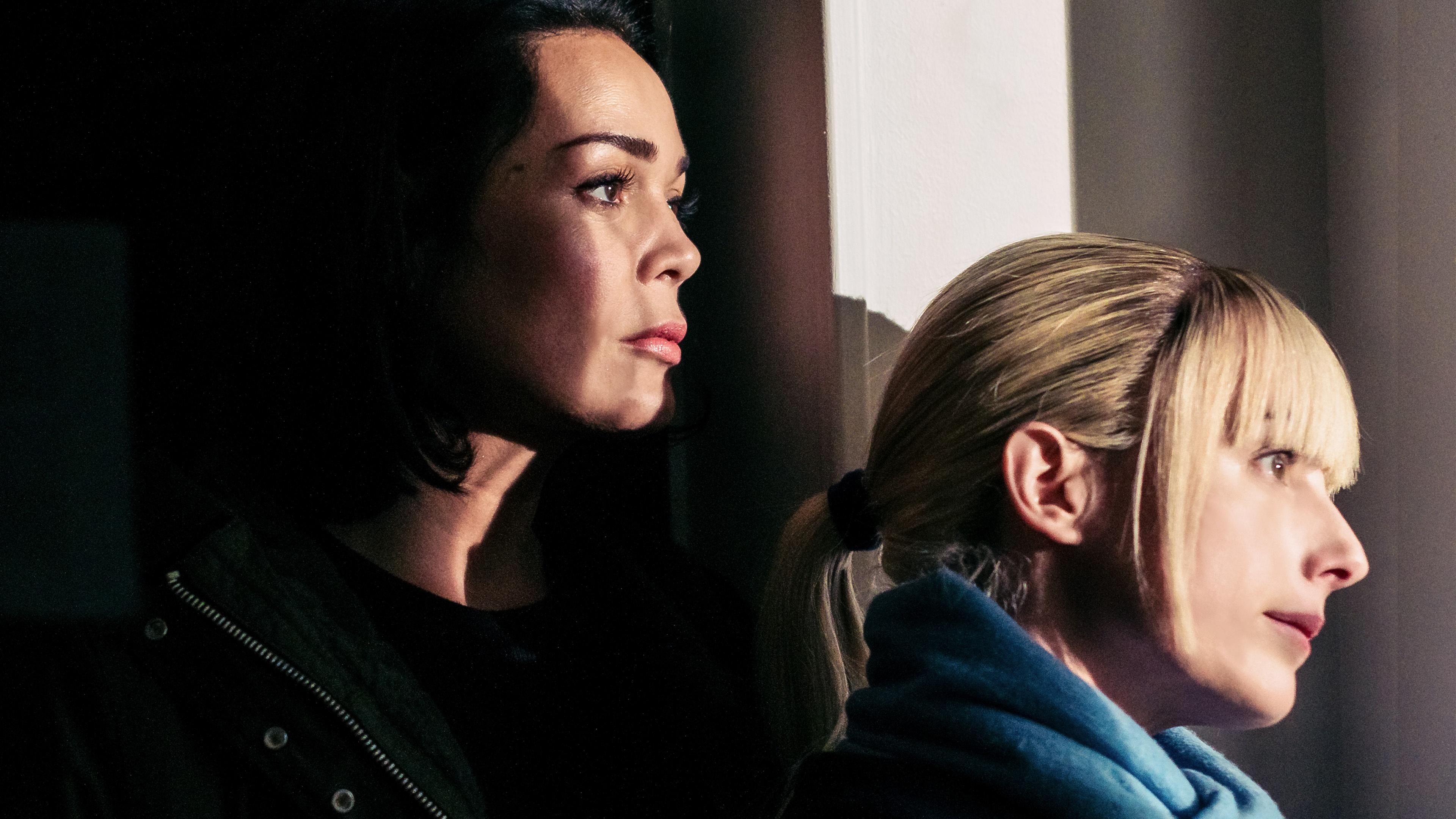 A poisoned-dart killing leads Astrid and Raphaelle into a dangerous state conspiracy.