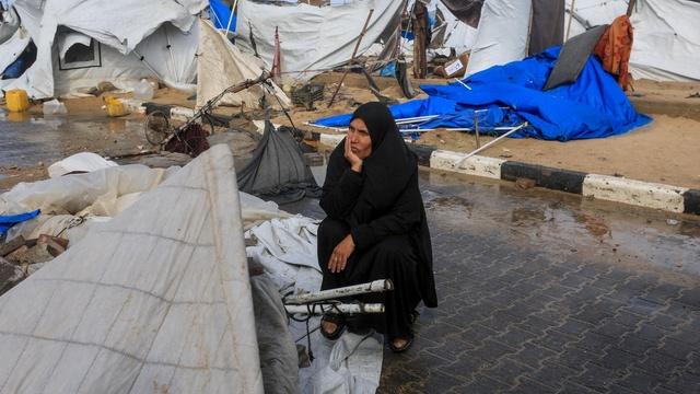Gaza families dig through rubble for loved ones' remains