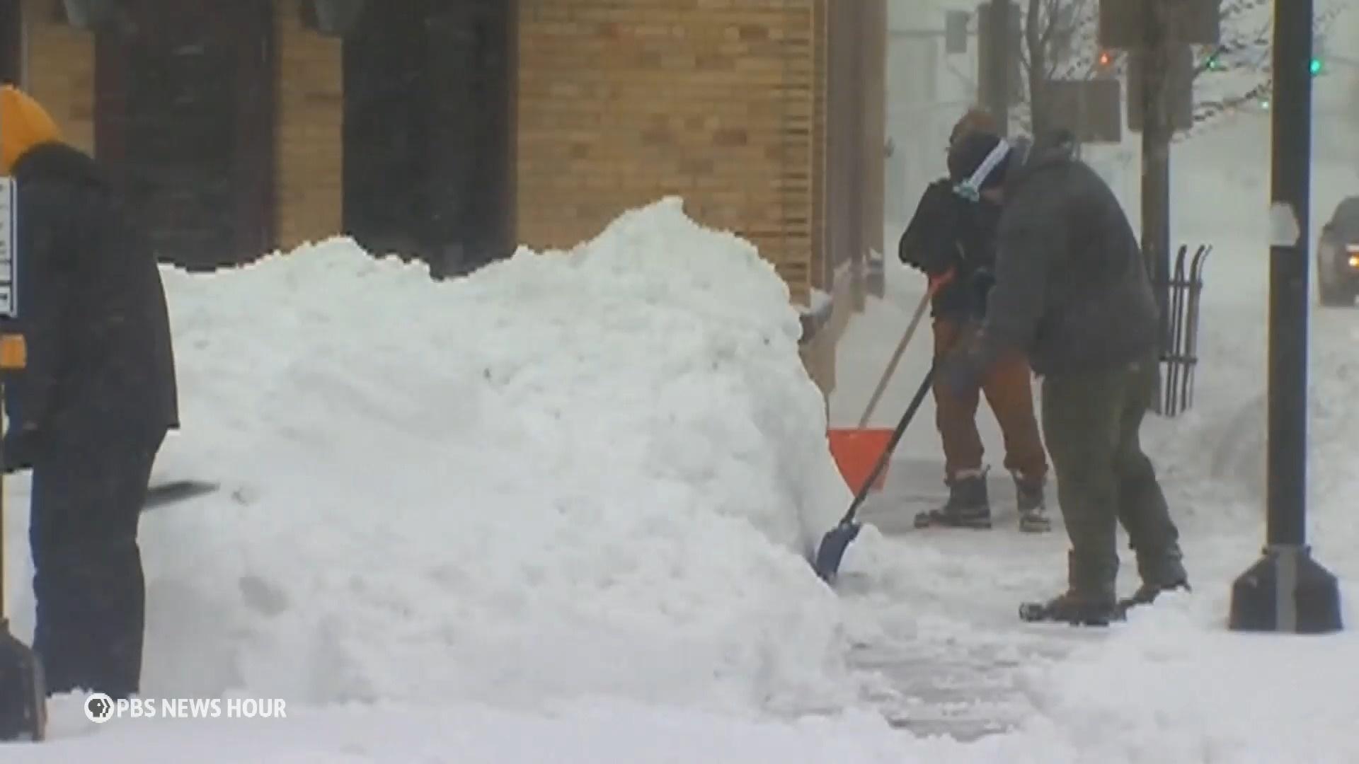 News Wrap: Chaotic weather system delays U.S. travelers