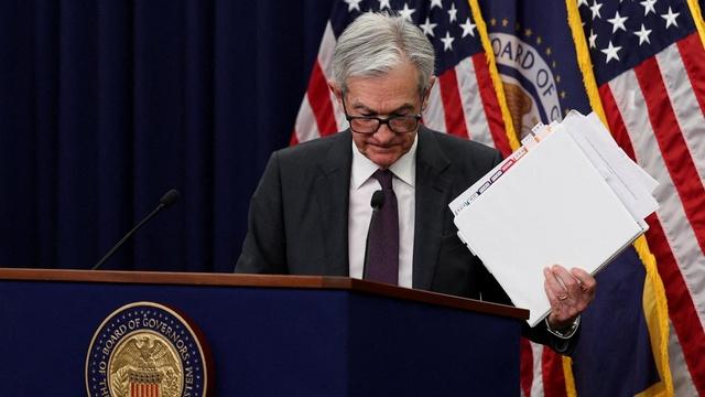 Powell hints at rate cut, but Fed in 'challenging situation'