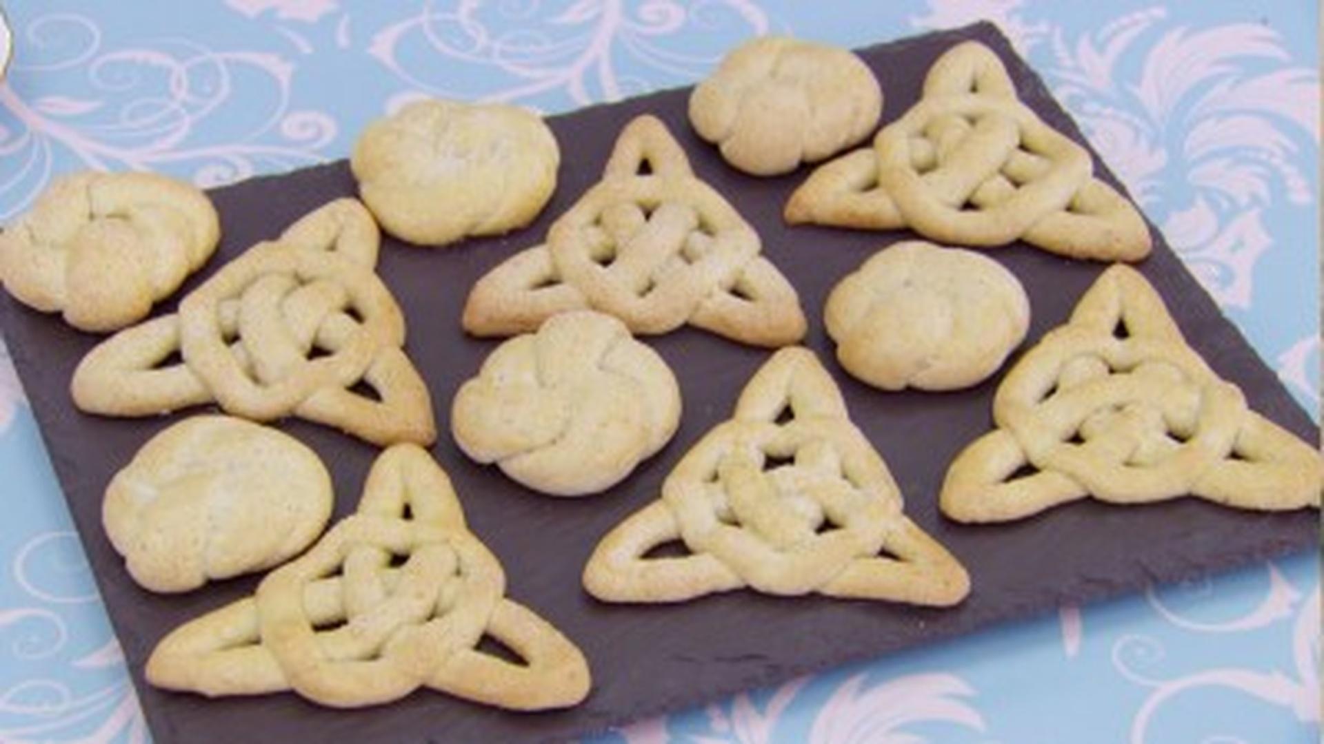 Learn How to Twist Jumble Biscuits | The Great British ...