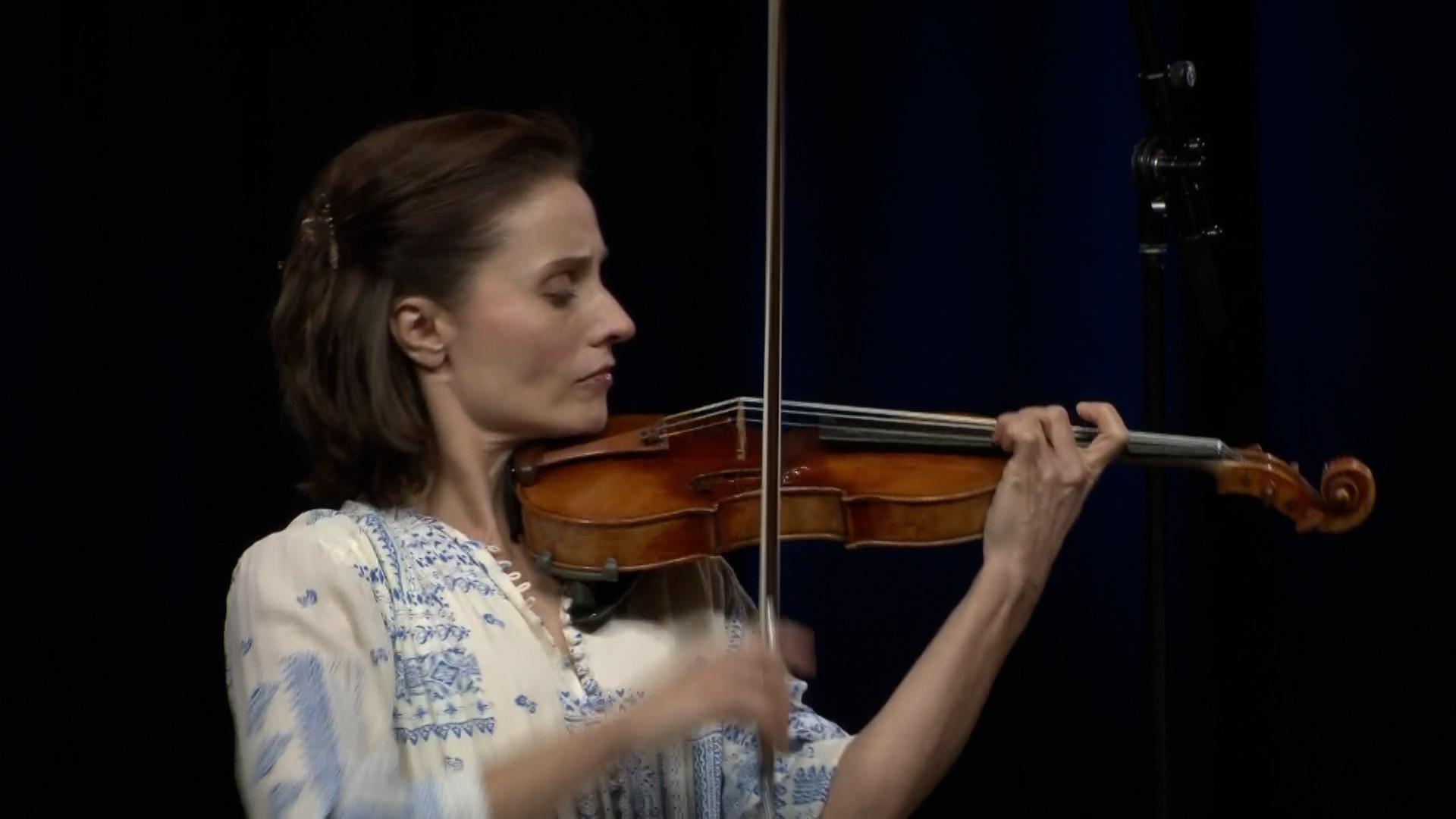 Alexandra Bartoi Live