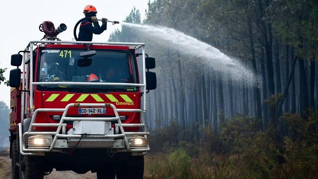 News Wrap: French firefighters battle massive wildfire
