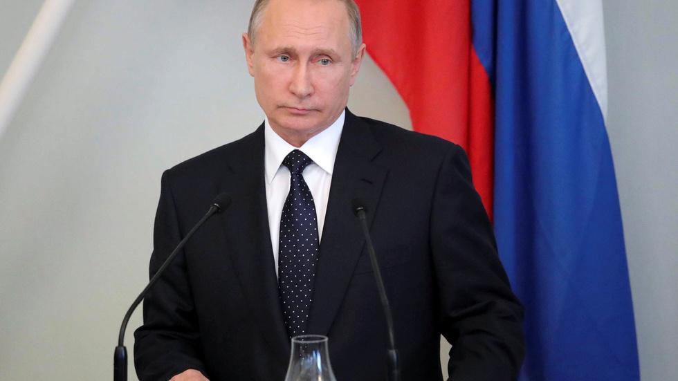 Putin retaliation for sanctions echoes Cold War tit-for-tat image