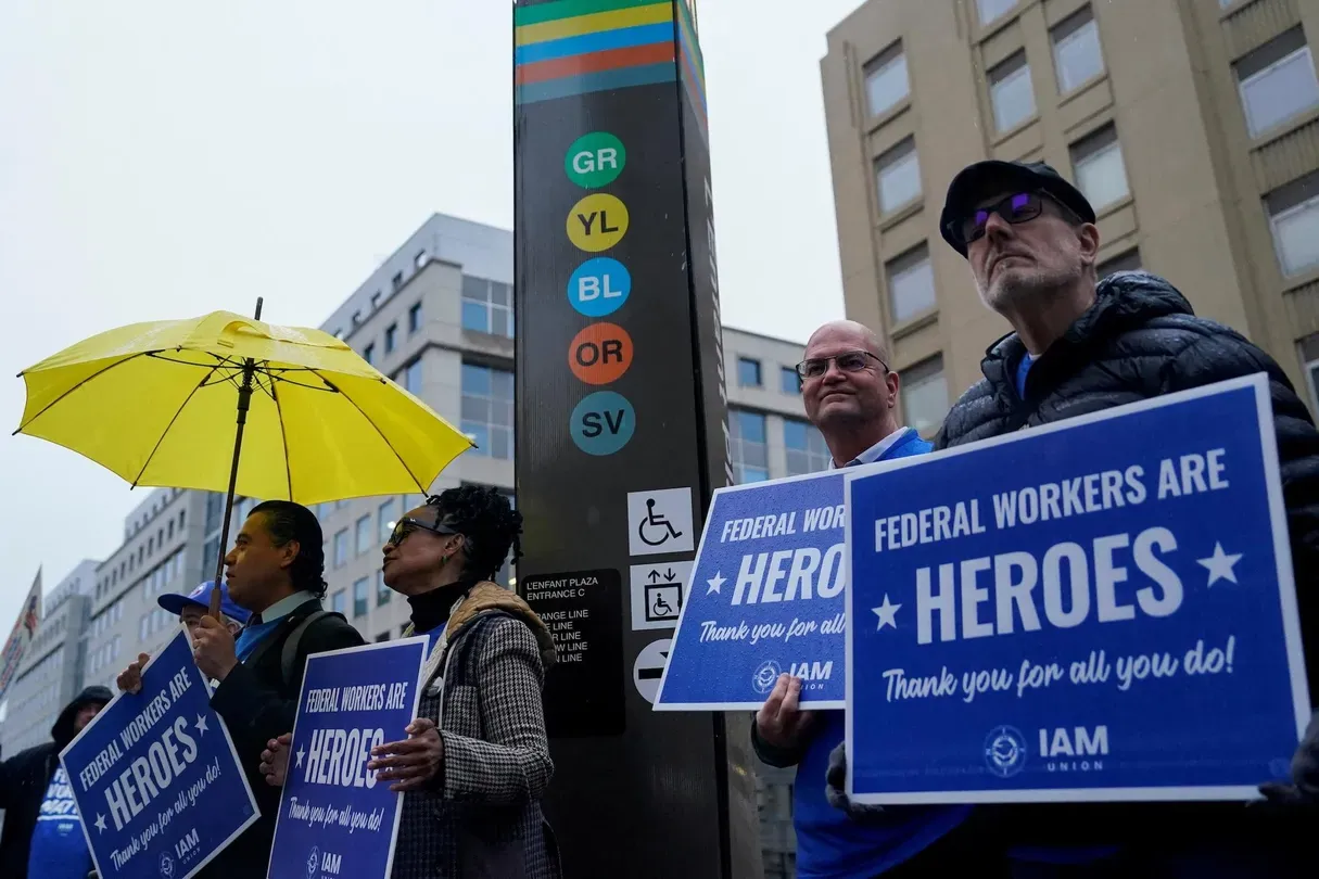 News Wrap: Supreme Court blocks federal worker reinstatement