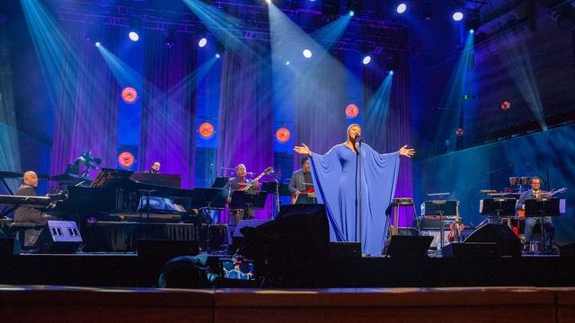 Lizz Wright Performs 