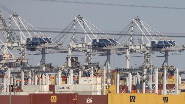Economist analyzes Trump's tariff policy deadline approaches
