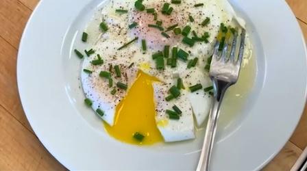 Jacques Pépin makes fried eggs