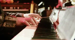 Kat Wright - shines on about her keyboard player