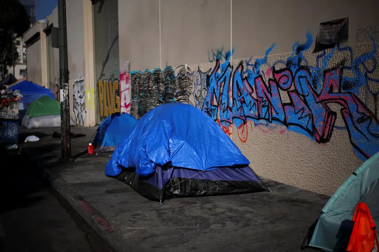 News Wrap: Trump urges cities to clear homeless from streets
