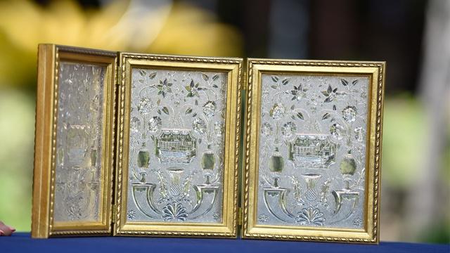 Antiques Roadshow | Appraisal: J. & C. Ritchie Lacy Glass Panes, ca. 1833