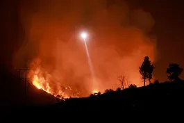 Crews struggle to contain rapidly spreading Calif. wildfire