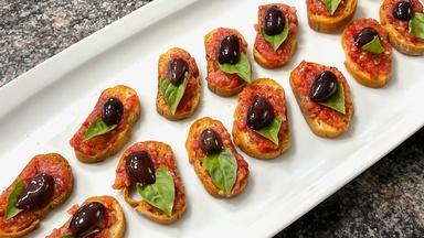 Jacques Pépin Makes Tomato Toasts