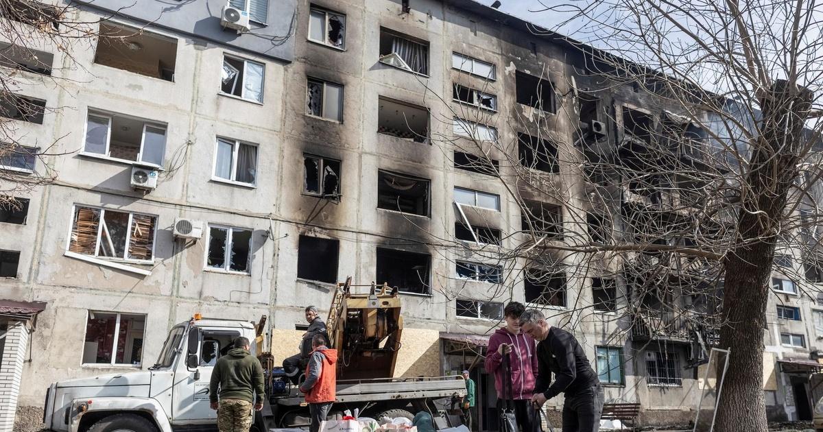 PBS News Hour | News Wrap: Russian airstrikes kill at least 20 in ...