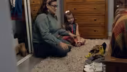 Jugando y midiendo con zapatos en casa