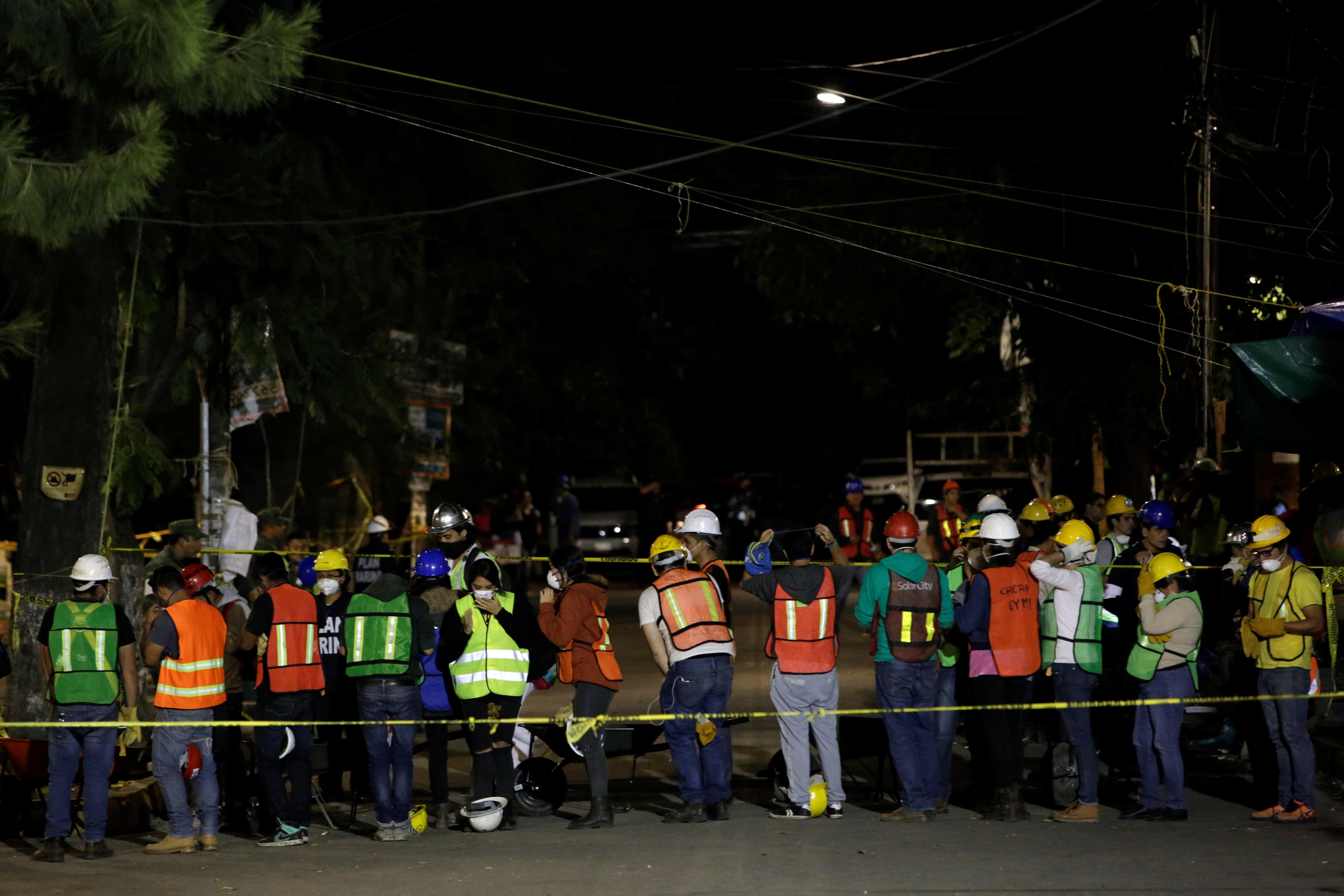 News Wrap: Mexico City slowly reopens schools after quake