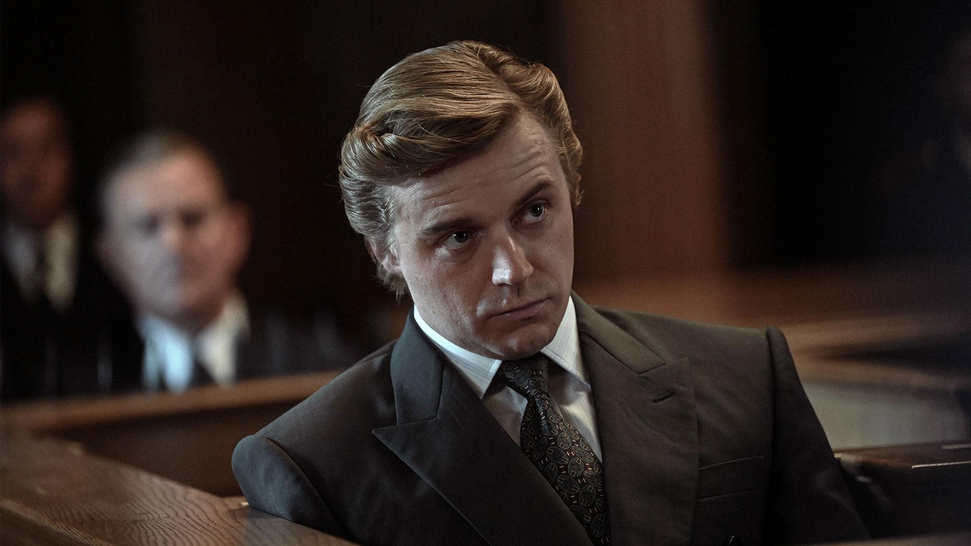 Palmer learns he is wanted by the police. Noye’s murder trial comes to a dramatic conclusion.
