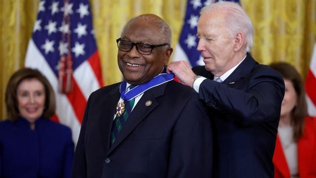 Biden awards Medal of Freedom to 19 at White House