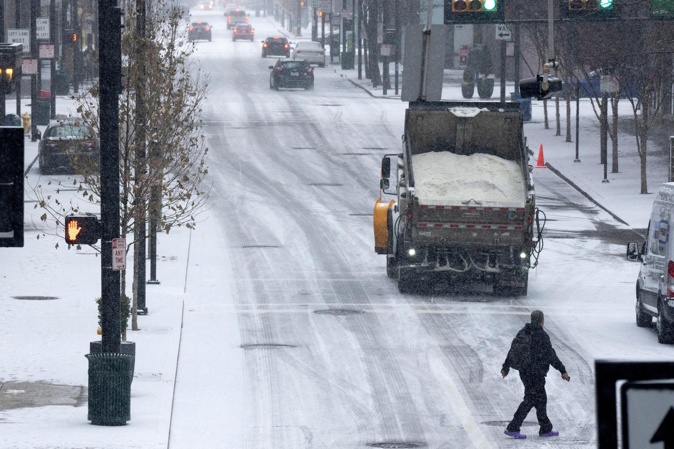 News Wrap: Winter storm slams Mid-Atlantic states