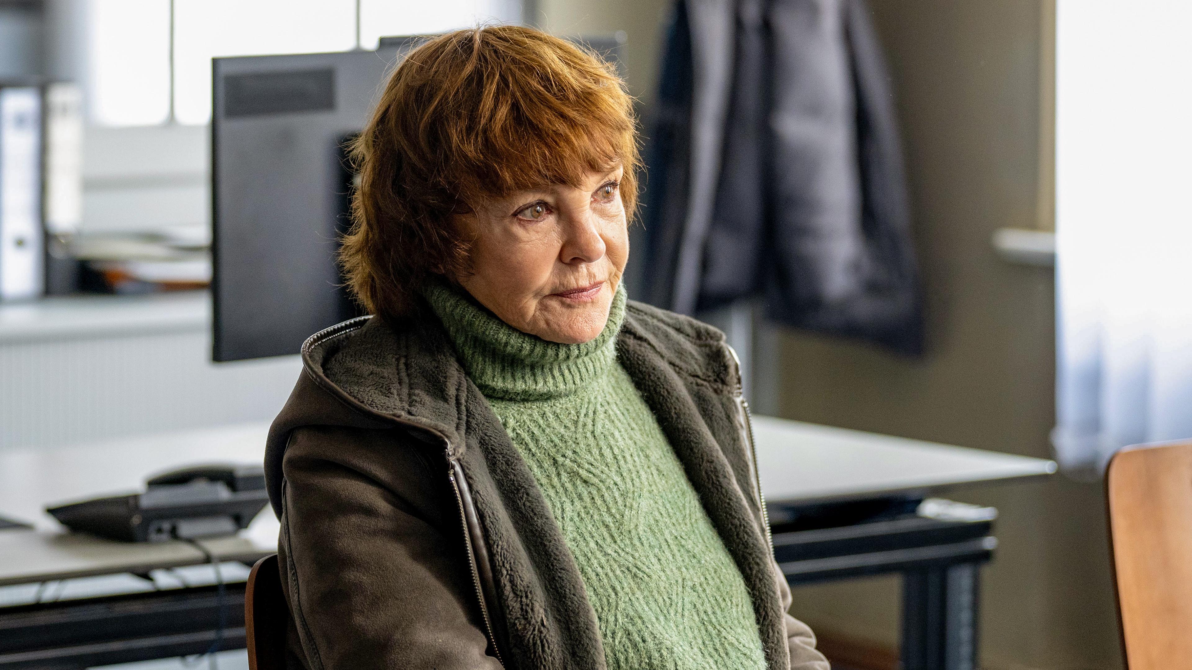 Karin becomes entangled in an investigation after an unknown man is found dead on Usedom.