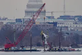 News Wrap: Crews begin recovering plane wreckage in DC