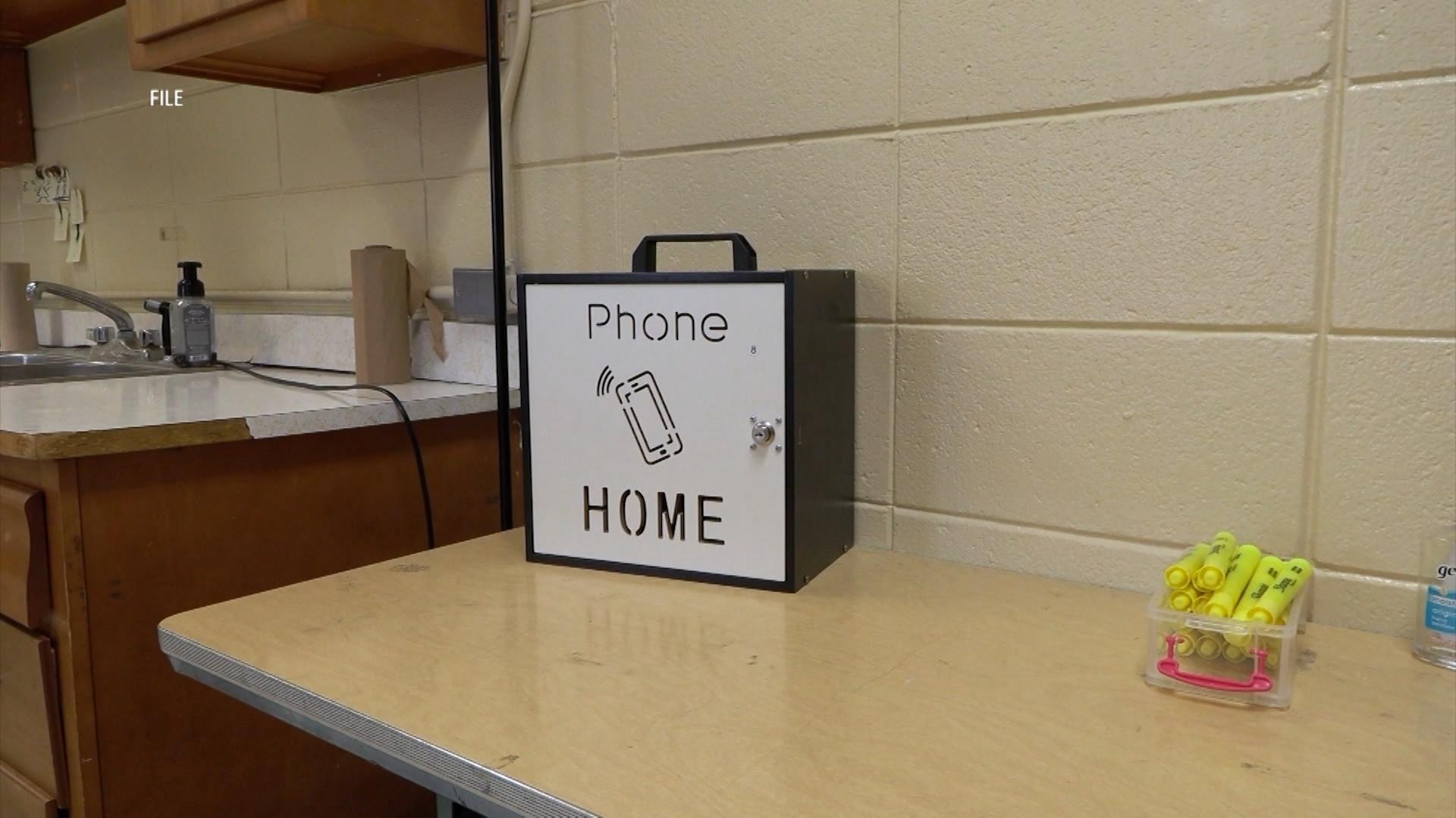 Lawmakers Considering Statewide Cell Phone Ban in Schools
