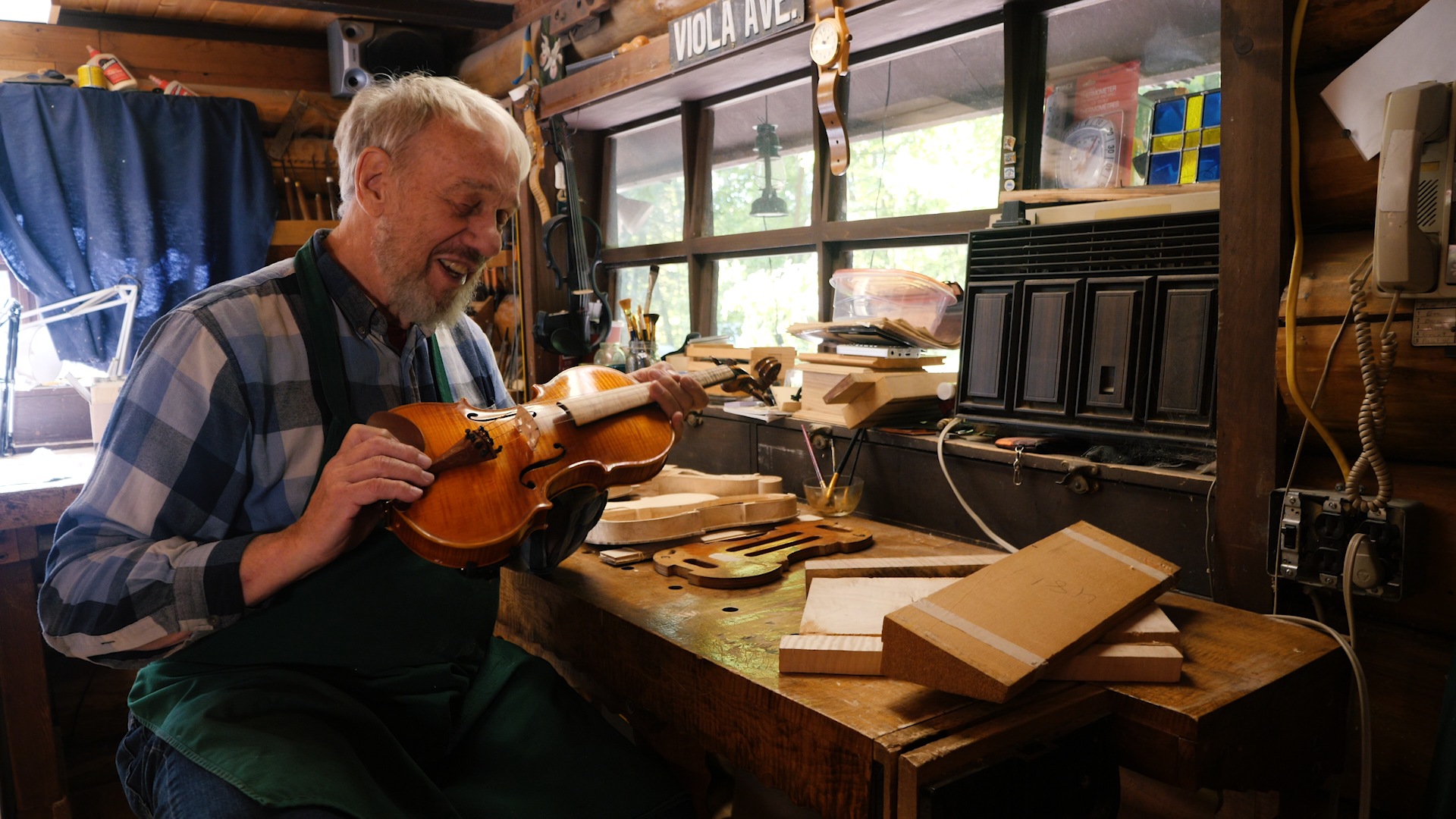 Luthier Arnie Anderson