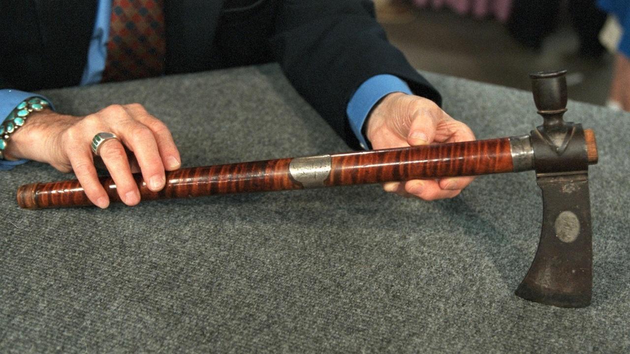 Antiques Roadshow | Appraisal: Frontiersman's Pipe Tomahawk, ca. 1785
