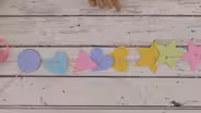 Cómo hacer un colorido collar decorado con formas de papel
