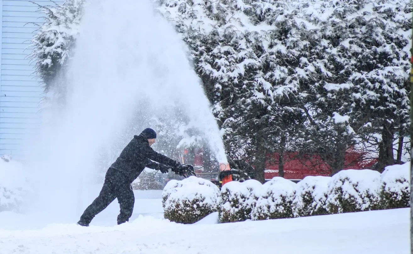 News Wrap: Massive winter storm snarls post-holiday travel
