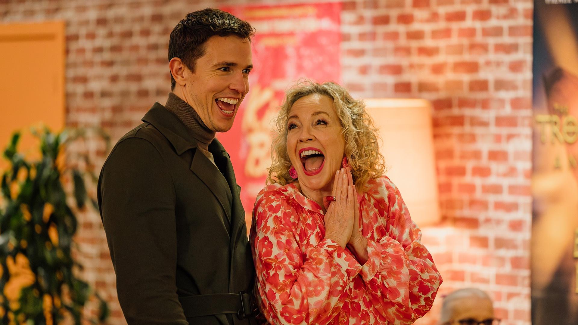 After a setback on Broadway, director Charlie Summers returns to his hometown.