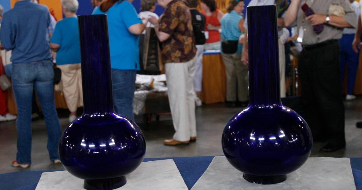 Antiques Roadshow | Appraisal: 18th-Century Chinese Glass Bottle Vases ...