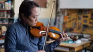 A Master Violinist Gets a Violin Lesson