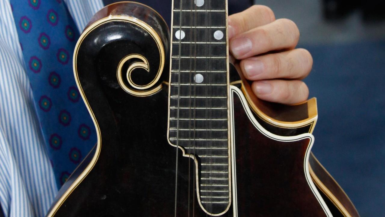 Antiques Roadshow | Appraisal: 1924 Gibson F-5 