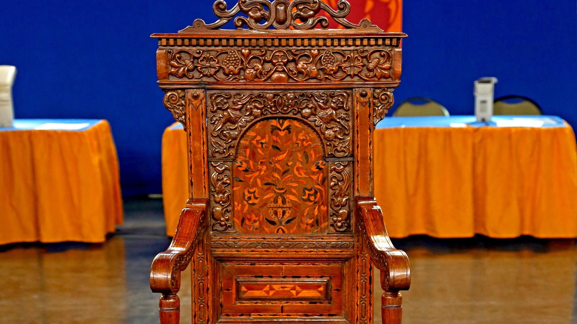 BBC One - Antiques Roadshow - 18th Century Chinese brush pot