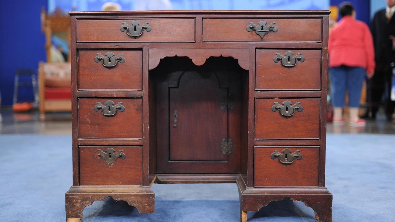 Antiques Roadshow | Appraisal: George III Mahogany Kneehole Desk, ca. 1775