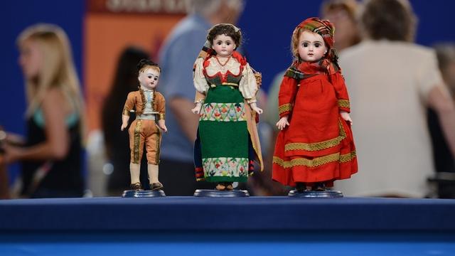 Antiques Roadshow | Appraisal: Ethnic Costumed Dolls
