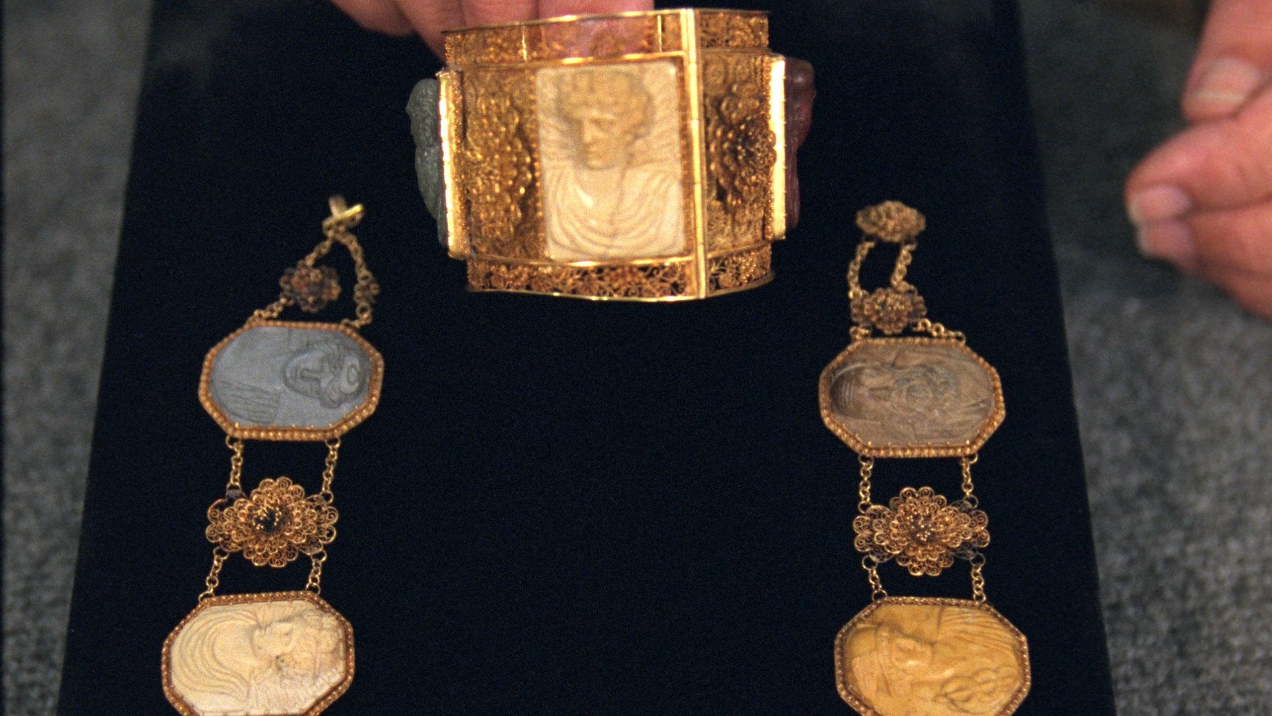Antiques Roadshow | Appraisal: Italian Necklace & Bracelet, ca. 1810 |  Season 20 | Episode 20 | PBS