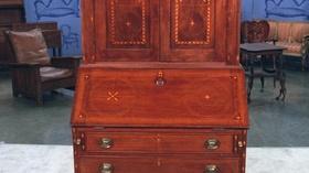 Video thumbnail: Antiques Roadshow Appraisal: American Desk & Bookcase, ca. 1820