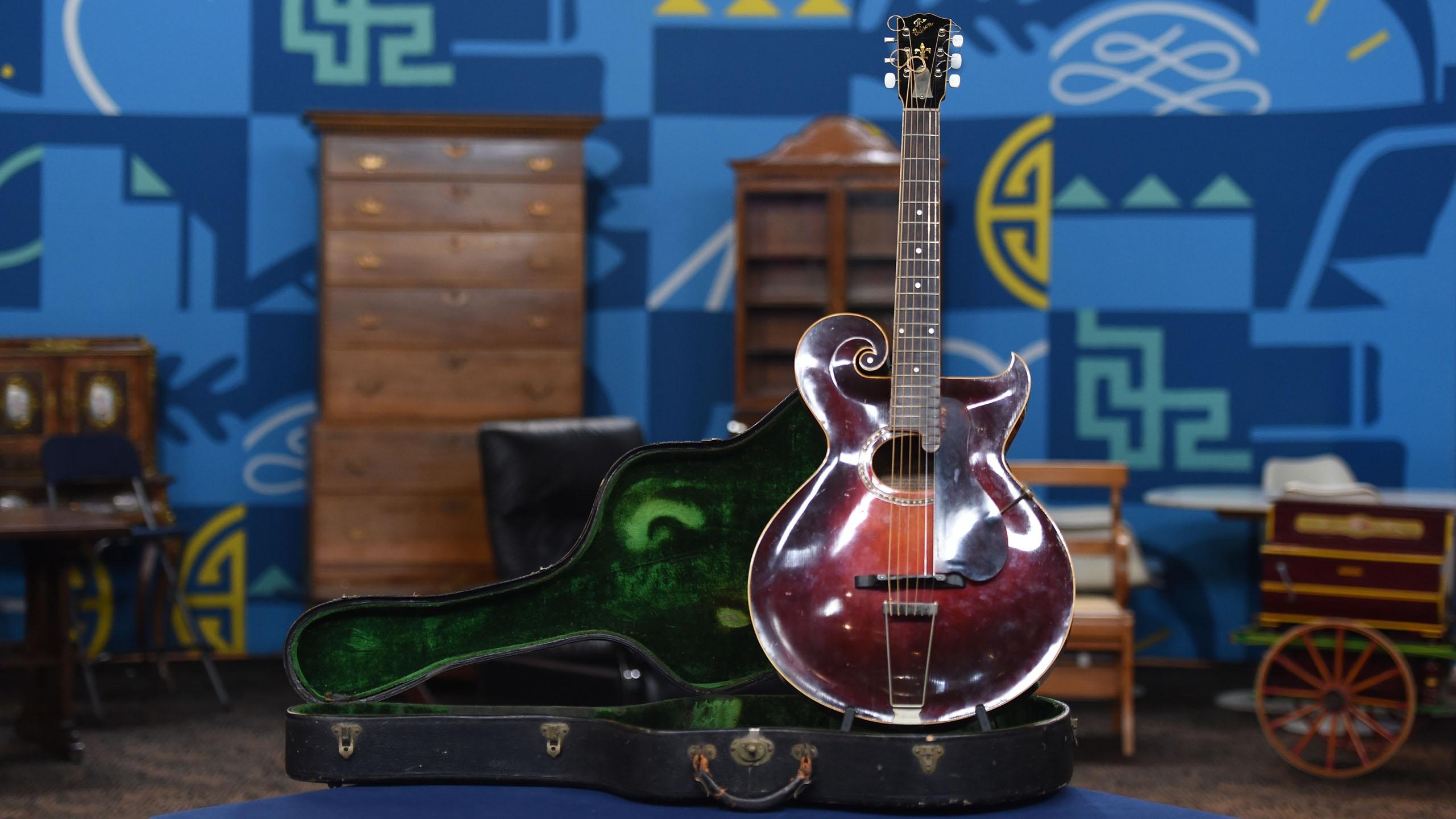 fjer Retouch Uhøfligt Antiques Roadshow | Appraisal: 1922 Gibson Style O Guitar with Case |  Season 21 | Episode 7 | PBS