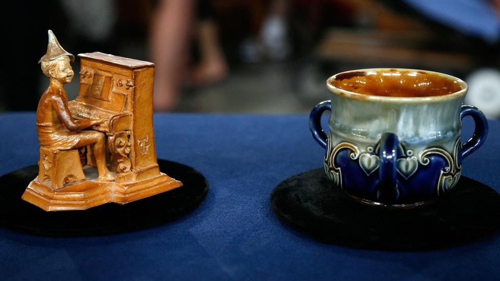 S12 Ep10: Appraisal: Doulton Lambeth Pottery, ca. 1885 image