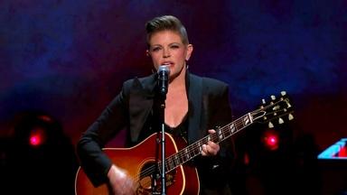 Natalie Maines Performs "She's Got A Way"