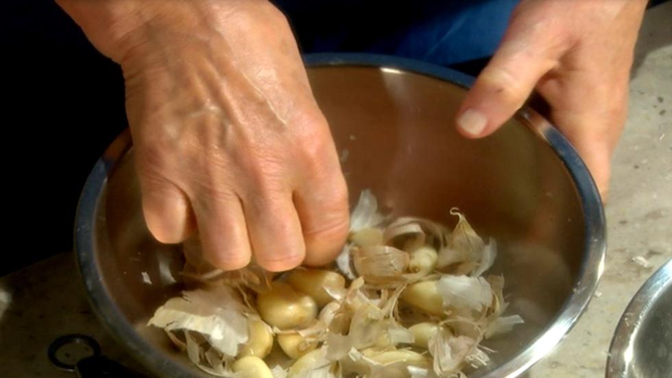 Learn How to Quickly Peel Garlic image