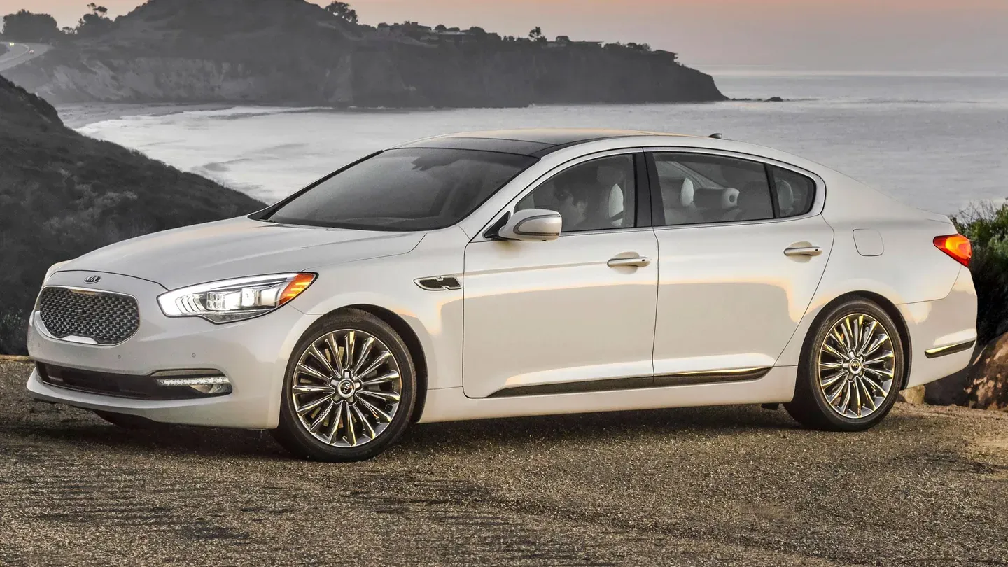 2015 Kia K900 & 2014 Chevrolet Silverado High Country