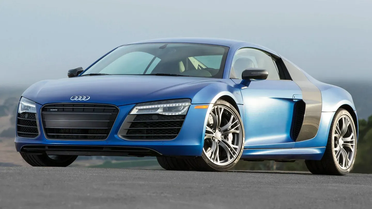 2015 Audi R8 & 2015 Honda CR-V