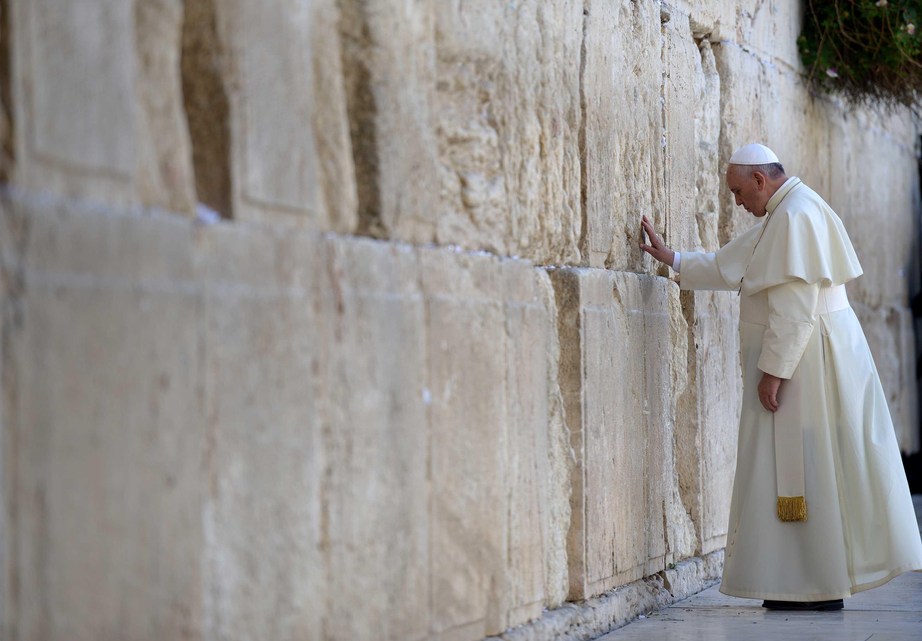 Amid Mideast tensions, Pope performs ‘balancing act’