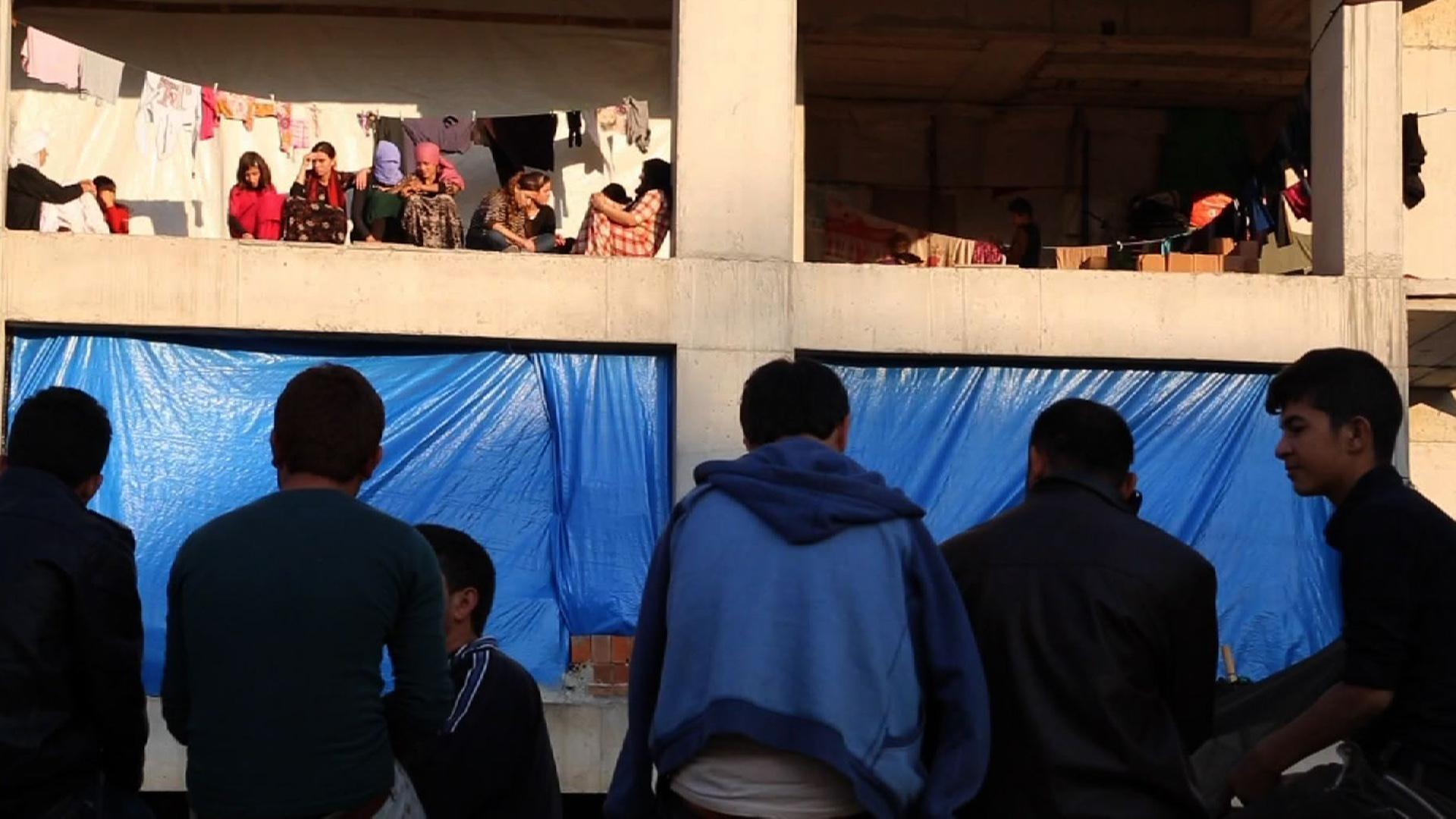 Families fleeing Islamic State trapped between combat zones