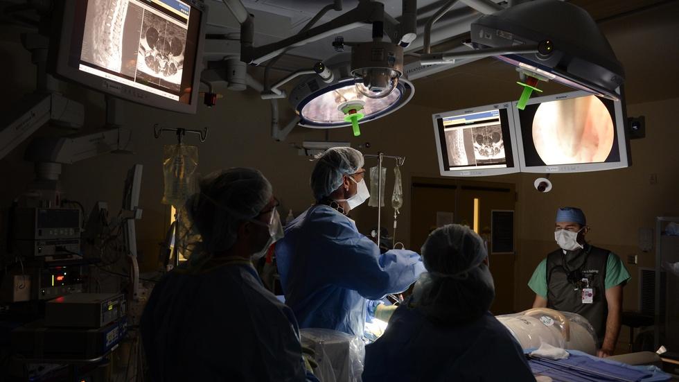 Here's what you should know about choosing the right surgeon image