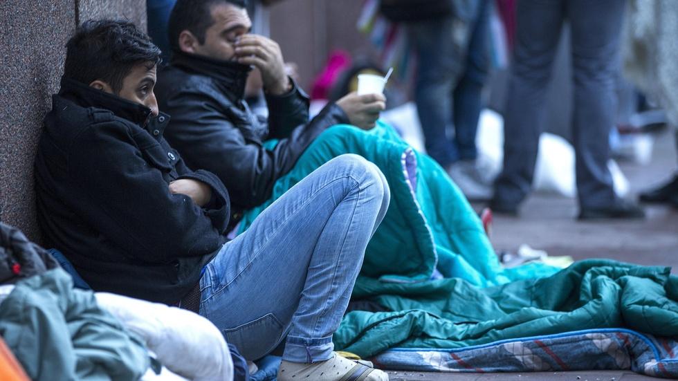 How should EU manage its borders amid the migrant crisis? image