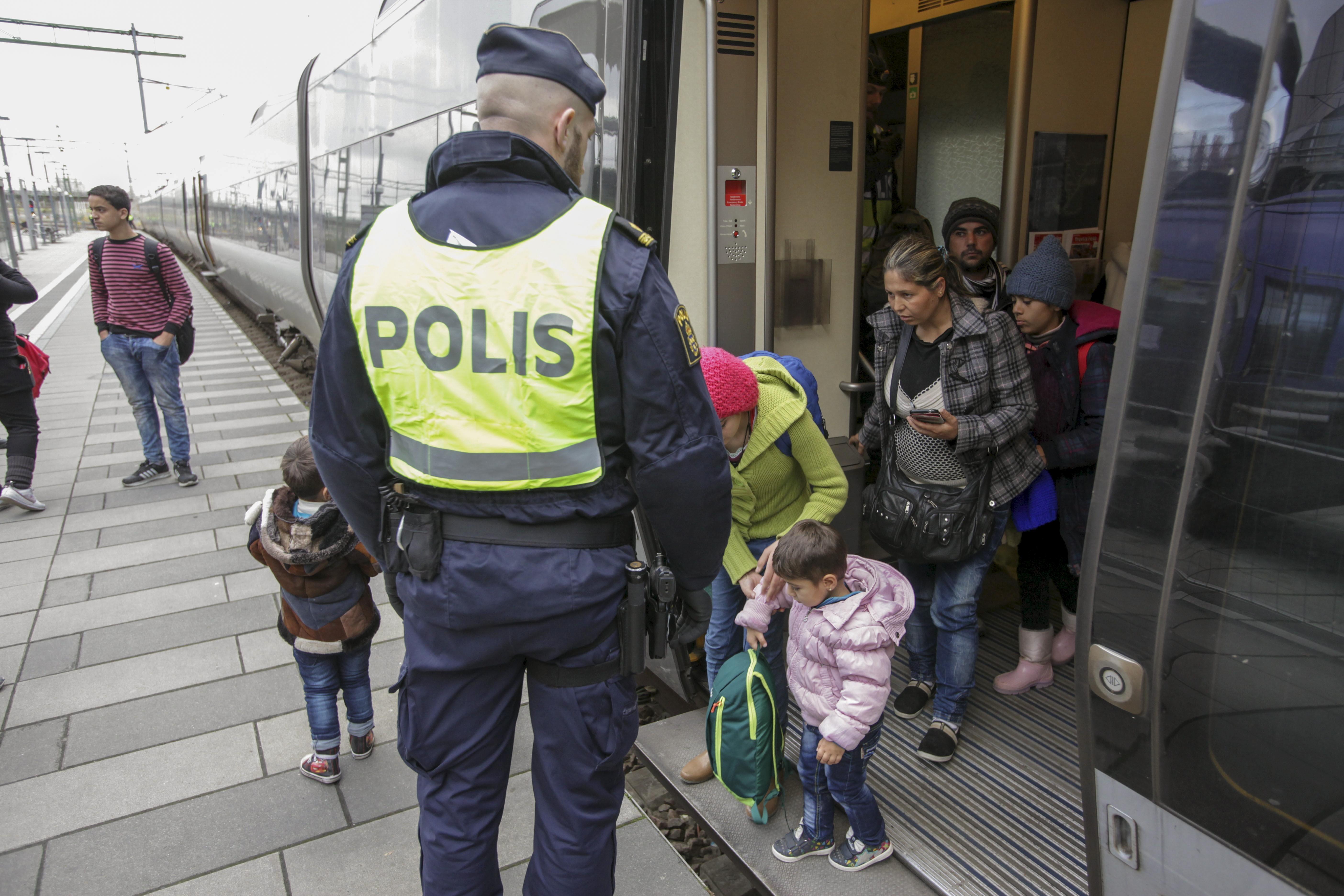 Feeling burden, Sweden imposes border controls